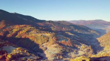 Günbatımının Arkasındaki Dağ Ormanı. Dramatik Günbatımı Gökyüzü. Zaman ayarlı. 4K.