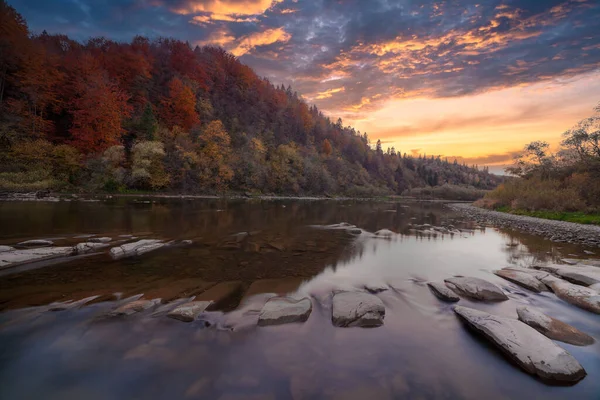 Vista da cachoeira no outono. Cachoeira nas cores do outono. Rio da montanha na paisagem de outono. Ucrânia, rio Stryj. — Fotografia de Stock