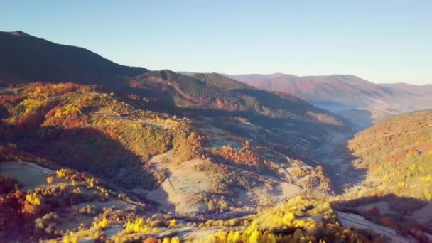 A floresta montanhosa no fundo do pôr-do-sol. Dramática Sunset Sky. Timelapse. 4K. — Vídeo de Stock