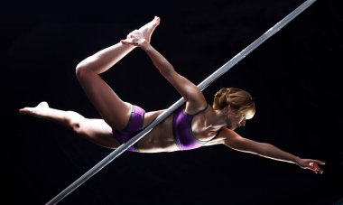 Pilon üzerinde akrobatik egzersizleri yapmak güçlü ve zarif genç kız