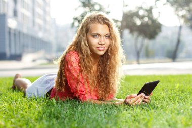 Papatya sahada bırakmasını ve gökyüzü, güneşli, sıcak hava, bahar tatil ve tatil, güzel kadının güzel doğa, papatya alan ararken şirin sarışın kadın fotoğrafı