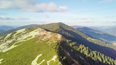 Kuşbakışı manzaralı harika bir manzara. Panoramik dağ manzaralı nefes kesici manzara - Karpatlar dağ sırası, Synevyr geçidi, Kamenka dağı, Ukrayna.