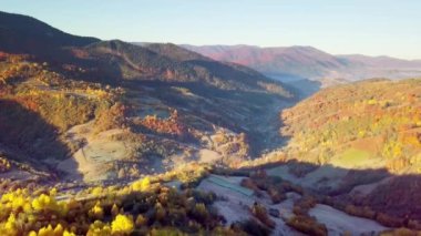 Günbatımının Arkasındaki Dağ Ormanı. Dramatik Günbatımı Gökyüzü. Zaman ayarlı. 4K.