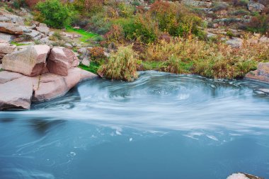 Kayaların üzerinden akan güzel dağ nehri. Dağ nehrinde akan su, yaklaş.