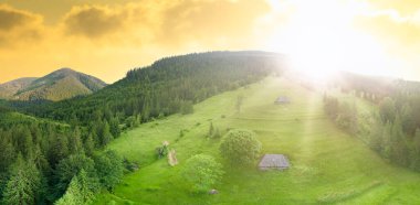 Synevyrska açıklığındaki güzel çayırların, tepelerin ve ağaçların geniş açılı panoramik görüntüsü Synevyr gölünün yanında. Ukrayna 'daki Karpat dağlarının görkemli ve muhteşem manzaraları