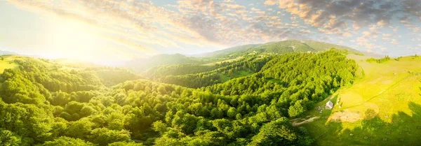 Karpatlar 'ın uçsuz bucaksız otlaklarının ve tarım arazilerinin havadan görünüşü. Tarım tarlası. Gün batımında kırsal dağ manzarası. Ukrayna.