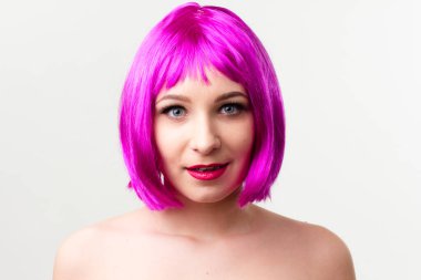 Pembe arka planda parlak makyajlı, at kuyruklu genç bir kadının yüzü..