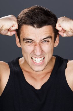 Kafasını elinde kapmak genç adam portresi. Kafa sigara stres. Kare.