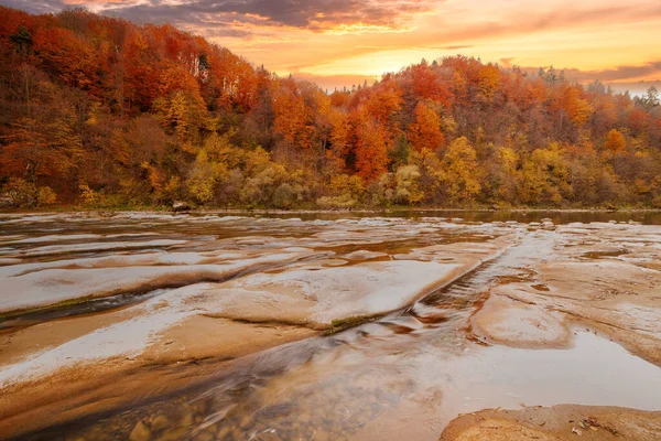 秋天瀑布的景色.秋天的瀑布。山川在秋天的风景中.乌克兰，Stryj河. — 图库照片