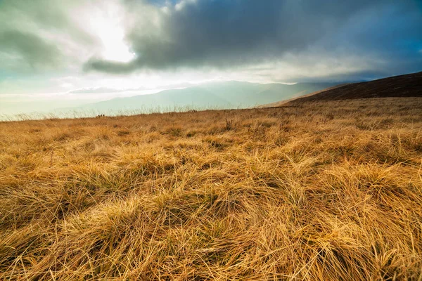 Ukraina, Magura-Jide bergen och blå himmel Landskap i Karpaterna. Bred öppna ökenlandskap i Borzhava högländerna. Pylypeter, nationalpark. — Stockfoto