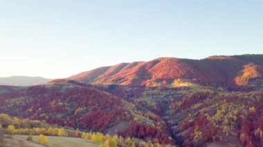 Harika bir manzara. Panoramik dağ manzaralı nefes kesici manzara - Karpatlar dağ sırası, Synevyr geçidi, Kamenka dağı, Ukrayna.