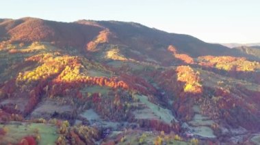 Harika bir manzara. Panoramik dağ manzaralı nefes kesici manzara - Karpatlar dağ sırası, Synevyr geçidi, Kamenka dağı, Ukrayna.