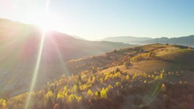 Harika bir manzara. Panoramik dağ manzaralı nefes kesici manzara - Karpatlar dağ sırası, Synevyr geçidi, Kamenka dağı, Ukrayna.