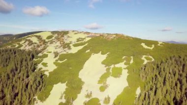 Harika bir manzara. Panoramik dağ manzaralı nefes kesici manzara - Karpatlar dağ sırası, Synevyr geçidi, Kamenka dağı, Ukrayna.