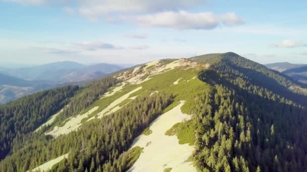 Maravilhosa paisagem. Vista panorâmica de tirar o fôlego com paisagem montanhosa panorâmica - Cordilheira dos Cárpatos, Synevyr pass, montanha de Kamenka, Ucrânia. — Vídeo de Stock