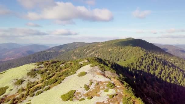 Prachtig landschap vanuit vogelperspectief. Adembenemend uitzicht met panoramisch berglandschap - Karpaten bergketen, Synevyr pas, Kamenka berg, Oekraïne. — Stockvideo