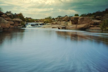 Kayaların üzerinden akan güzel dağ nehri. Dağ nehrinde akan su, yaklaş.