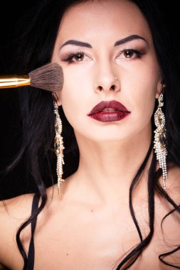 Güzellik kadını tutun makyaj kirpik fırçalar sahip profesyonel araçları maskara temizleyin sağlıklı yüz portre beyaz arka plan üzerinde