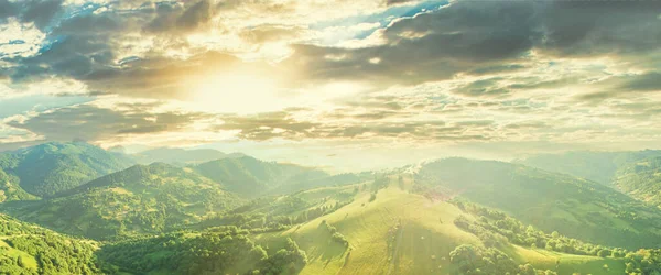 Letecký pohled na nekonečné bujné pastviny Karpat a zemědělské půdy. Pěstované zemědělské pole. Venkovská horská krajina při západu slunce. Ukrajina. — Stock fotografie