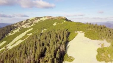 Kuşbakışı manzaralı harika bir manzara. Panoramik dağ manzaralı nefes kesici manzara - Karpatlar dağ sırası, Synevyr geçidi, Kamenka dağı, Ukrayna.