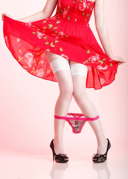 Foto invitando a delgadas piernas femeninas en sexy medias rojas y zapatos con tacones —  Fotos de Stock