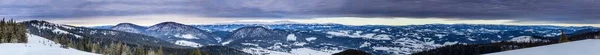 Гірський пік зі сніговим ударом вітром. Зимовий пейзаж. Холодний день, зі снігом . — стокове фото