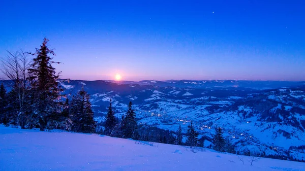Nevoeiro movendo-se sobre a montanha no inverno com um céu em forma de estrela — Fotografia de Stock
