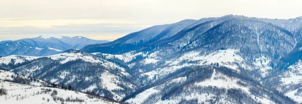 Berggipfel mit Schneeverwehungen durch Wind. Winterlandschaft. Kalter Tag mit Schnee. — Stockfoto
