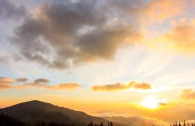 Karpat Dağları. Güzel bir dağ manzarası. Dağlarda doğa. Güzel bulutlar.