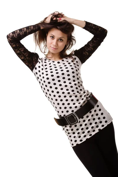 Retrato de una joven modelo en el estudio sobre un fondo blanco. Una hermosa chica con el pelo largo y labios rojos en un vestido blanco con lunares. Concepto de moda y belleza natural. —  Fotos de Stock