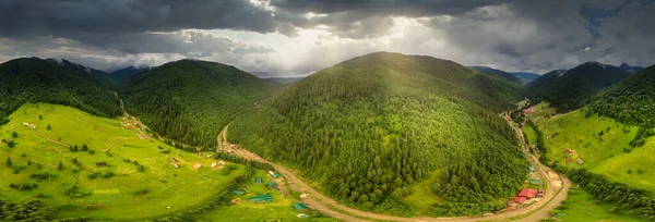 Synevyrska açıklığındaki güzel çayırların, tepelerin ve ağaçların geniş açılı panoramik görüntüsü Synevyr gölünün yanında. Ukrayna 'daki Karpat dağlarının görkemli ve muhteşem manzaraları