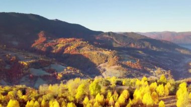 Günbatımının Arkasındaki Dağ Ormanı. Dramatik Günbatımı Gökyüzü. Zaman ayarlı. 4K.