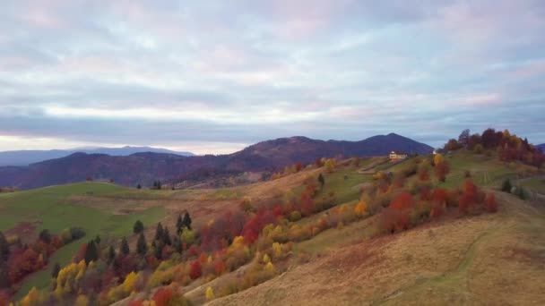 La forêt de montagne sur le fond du coucher du soleil. Coucher de soleil spectaculaire. Timelapse. 4K. — Video