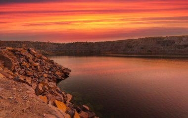 Ukrayna 'da granit madeninde kayalar ve ön planda büyük taşlar bulunan bir çöl manzarası..
