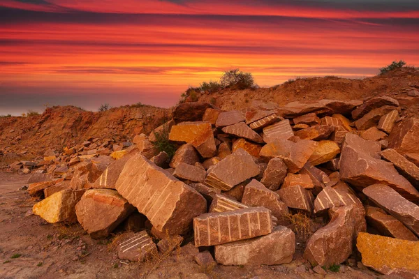 Ukrayna 'da granit madeninde kayalar ve ön planda büyük taşlar bulunan bir çöl manzarası..