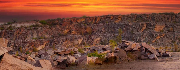 Günbatımında Ukrayna 'daki sonbahar manzarasının fantastik manzarası. Vadiden akan kristal berrak bir nehri olan harika bir kanyon altın güneş ışığıyla aydınlanır..