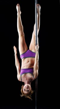 Pilon üzerinde akrobatik egzersizleri yapmak güçlü ve zarif genç kız