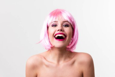 Pembe arka planda parlak makyajlı, at kuyruklu genç bir kadının yüzü..