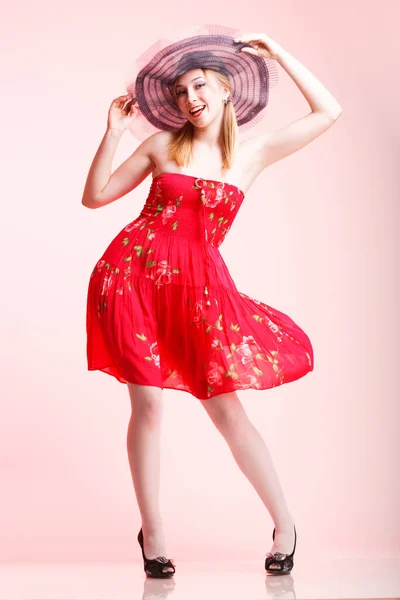 Hermosa mujer feliz gritando en vestido rojo —  Fotos de Stock