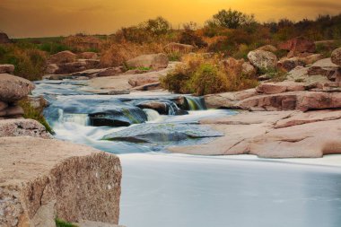 Kayaların üzerinden akan güzel dağ nehri. Dağ nehrinde akan su, yaklaş.
