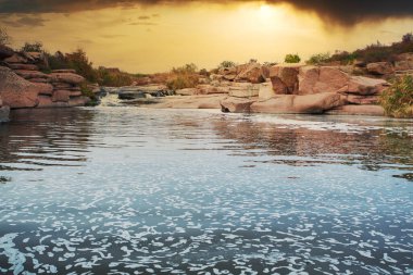 Kayaların üzerinden akan güzel dağ nehri. Dağ nehrinde akan su, yaklaş.