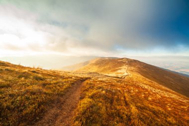 Ukrayna, Magura-Jide dağları ve Karpat dağlarının mavi gökyüzü manzarası. Borzhava dağlarının geniş açık çöl manzaraları. Pylypets, Ulusal Park.
