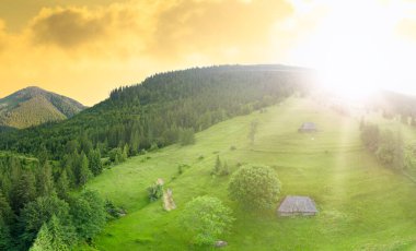 Synevyrska açıklığındaki güzel çayırların, tepelerin ve ağaçların geniş açılı panoramik görüntüsü Synevyr gölünün yanında. Ukrayna 'daki Karpat dağlarının görkemli ve muhteşem manzaraları