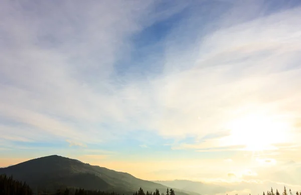 Die Karpaten. Eine wunderschöne Berglandschaft. Natur in den Bergen. Schöne Wolken. — Stockfoto