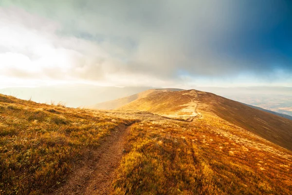 Ukraina, Magura-Jide bergen och blå himmel Landskap i Karpaterna. Bred öppna ökenlandskap i Borzhava högländerna. Pylypeter, nationalpark. — Stockfoto