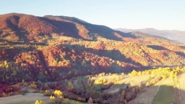 Günbatımının Arkasındaki Dağ Ormanı. Dramatik Günbatımı Gökyüzü. Zaman ayarlı. 4K.