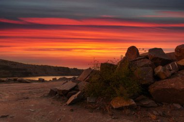 Ukrayna 'da granit madeninde kayalar ve ön planda büyük taşlar bulunan bir çöl manzarası..