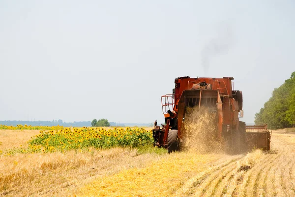 耕起の複雑な分野で近代的なトラクターです。分野で仕事の概念と農業. — ストック写真
