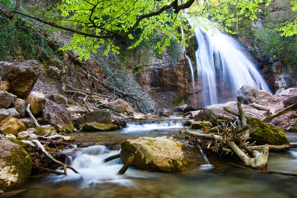 Yağmur ormanlarının kırsal kesimlerindeki güzel doğa şelalesi, Kırım şelalesi manzarası. Kırım 'ın saf ve harika doğası. Ukrayna, Rusya Federasyonu 'nun işgal ettiği bölge..