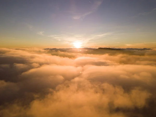 Ukrayna, Magura-Jide dağları ve Karpat dağlarının mavi gökyüzü manzarası. Borzhava dağlarının geniş açık çöl manzaraları. Pylypets, Ulusal Park.